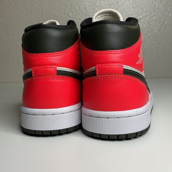 Woman’s air Jordan 1 Mid SE ‘Newsprint’ - Picture 5 of 7